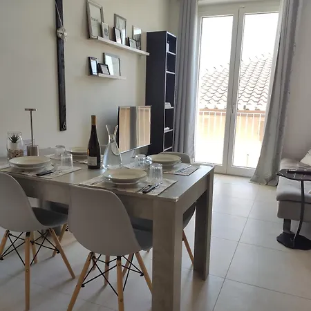 アパート Dolcevita チヴィタノーヴァ・マルケ